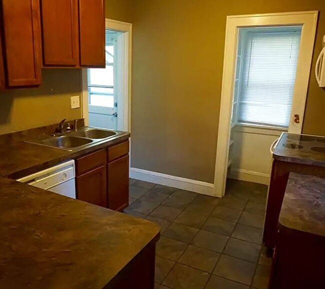 Building Photo - Affordable 6-Bedroom House close to U of M...