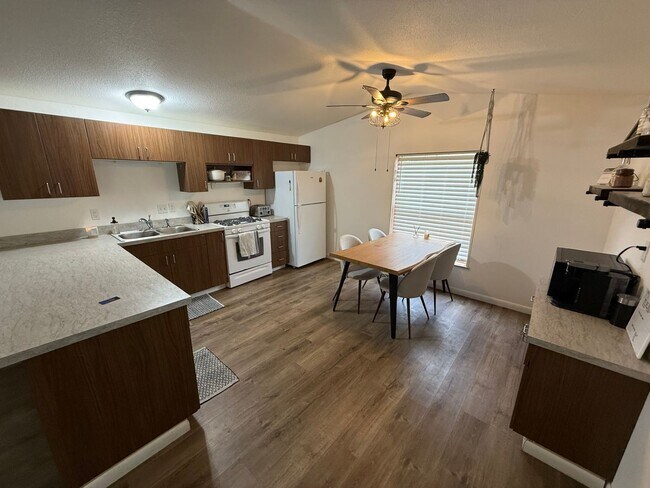 Building Photo - 3 Bedroom 1 Bath Fully Updated Home in Cli...