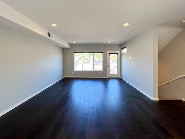 Building Photo - Luxury Townhome Centrally Located in Silver Lake! OPEN HOUSE JUNE 6TH, 2026 from 1:30 PM to 2:30 PM