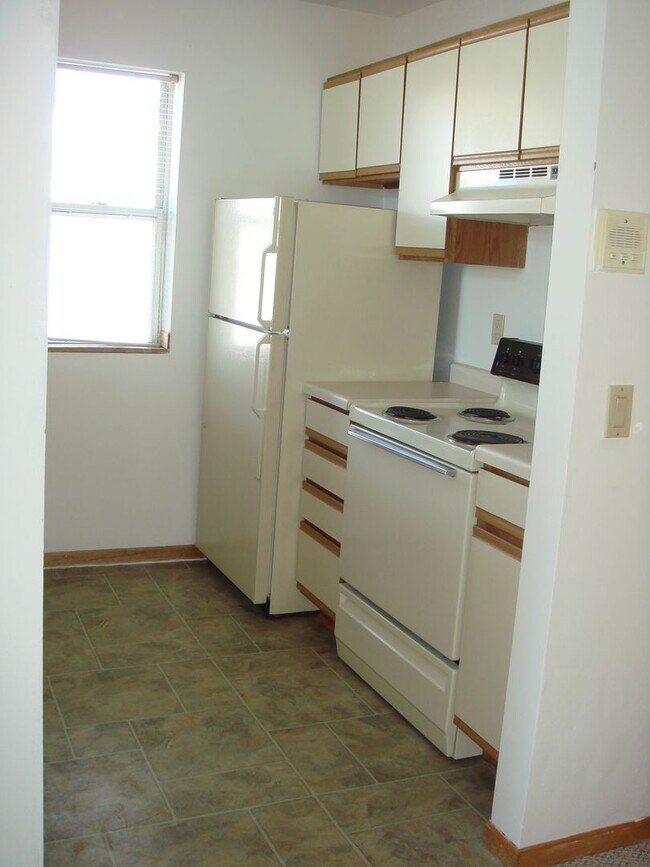 Building Photo - 2-Bedroom Apartment **AVAILABLE AUGUST 15TH**