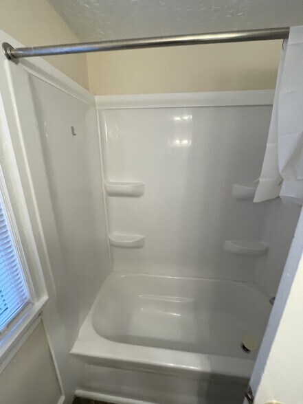 Tub/Shower - 46 Martinview Rd