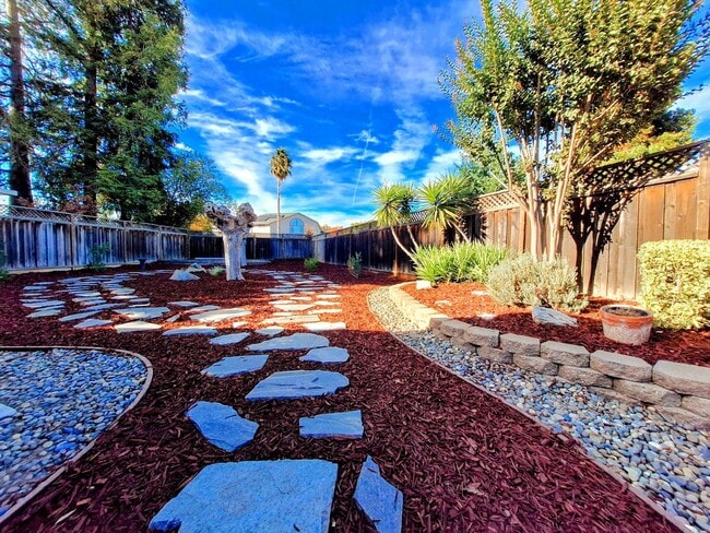 Building Photo - Beautiful 2bd Single Story House With Gate...