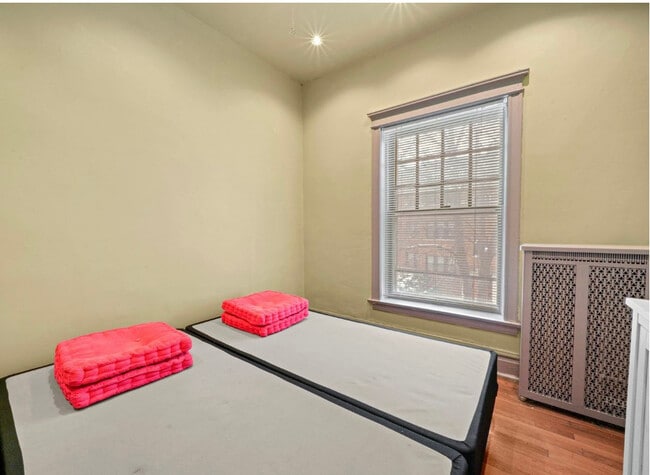 Building Photo - 1067 W Balmoral Ave