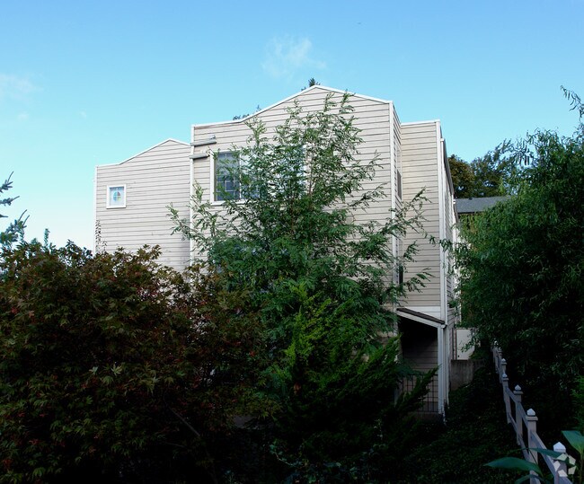 Building Photo - Golf View Apartments