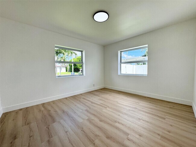 Building Photo - 1008 Mango Isle