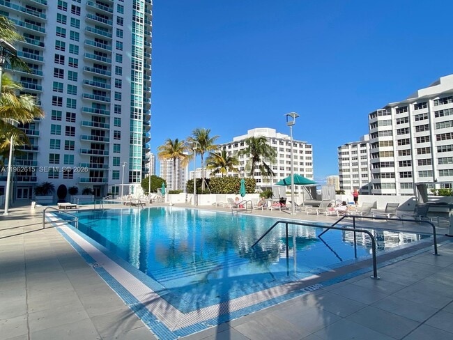 Building Photo - 950 Brickell Bay Dr