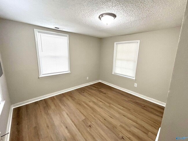 Building Photo - 1013 Meadow Dr NW