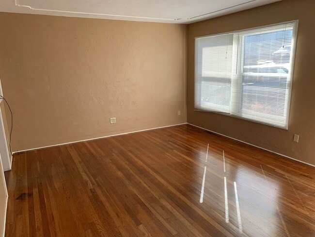 Building Photo - Two bedroom 1 bath