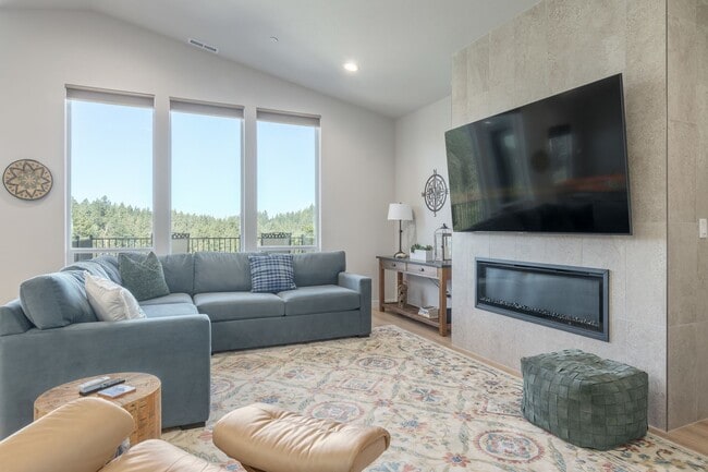 Building Photo - Gorgeous Home with a view!! Available Now!!