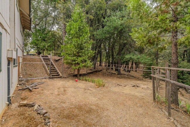 Building Photo - Large 2 Bedroom Home