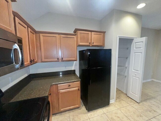 Building Photo - MOVE IN MAY-OVIEDO RENTAL!BEAUTIFUL 3 bd 2.5 bath townhome! 2 CAR ATTACHED GARAGE!FRESH PAINT!
