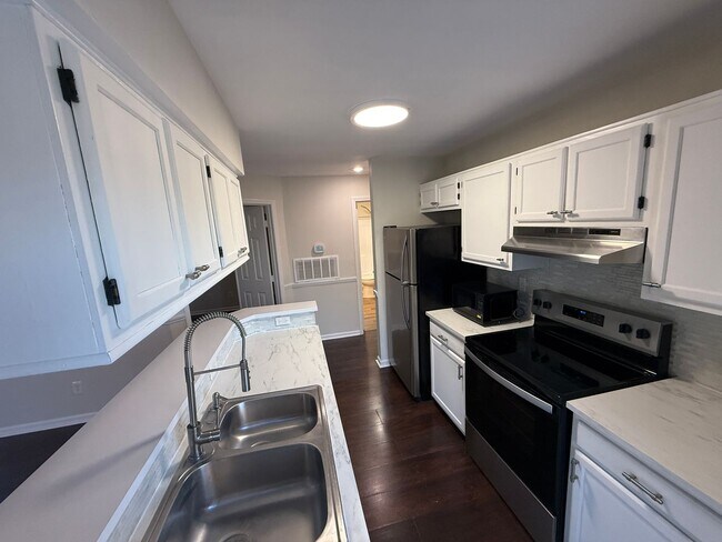 Building Photo - Beautiful Condo minutes from Uptown Charlotte