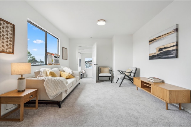 Building Photo - REMODELED HUGE BRIGHT 2400sf 4BR/3.5BA Havenscourt Split Level Home w Cottage AVAIL NOW