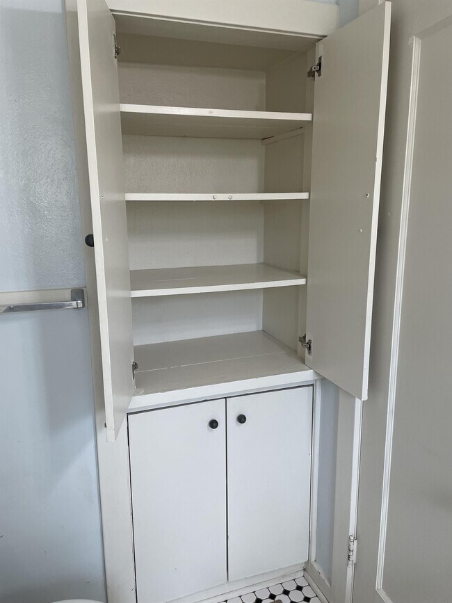 Building Photo - 437 Maple St NE