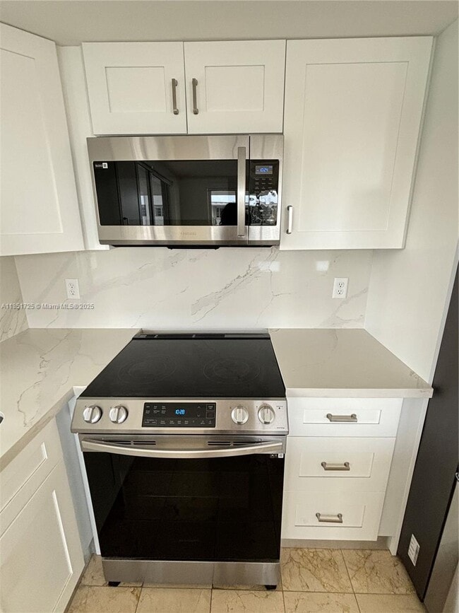 Building Photo - 1402 Brickell Bay Dr