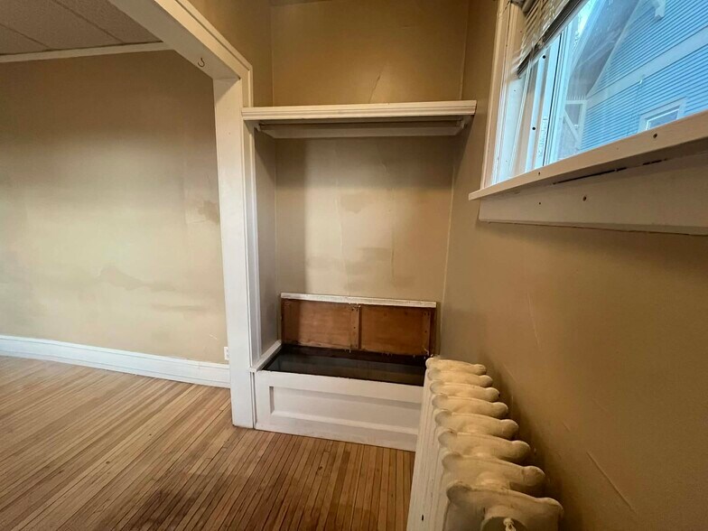 Entryway - 2025 W 4th St