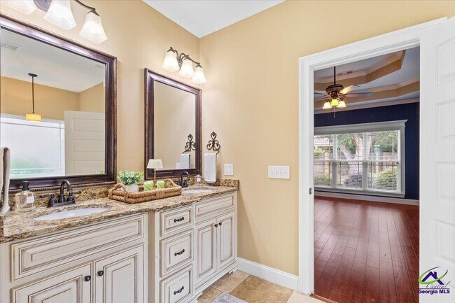 Building Photo - 300 Cheshire Dr