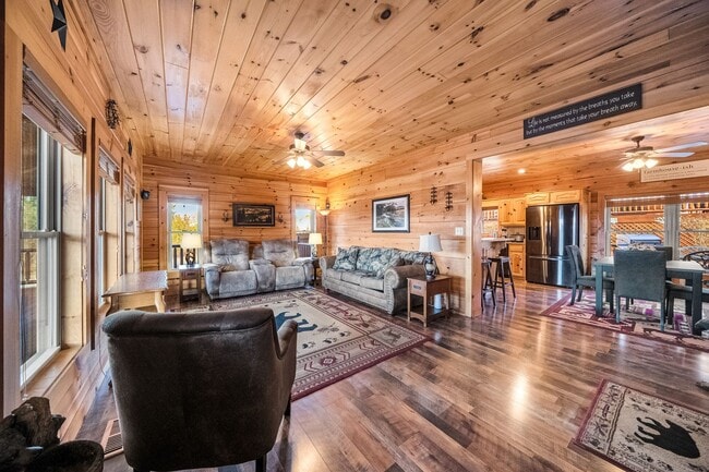 Building Photo - Sevierville 37876 - 3 bedroom, 3.5 Bath, 2486 sq. ft. Cabin and a 672 sq. ft. Studio above garage...