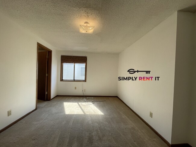 Building Photo - Huge 3 Bedroom Duplex in Ames, Aug 1st