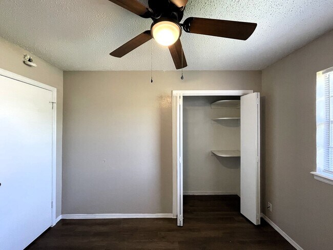 Building Photo - 3 Bedroom Home In Mustang School District!