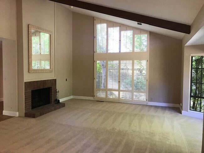 Building Photo - Wonderful 3 bedroom, 2 bath single level home in desirable Orinda Woods community-now available f...