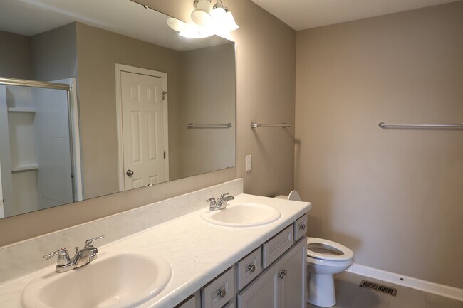 Building Photo - 1899 Lakecrest Dr