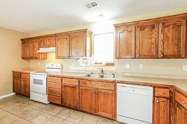 Building Photo - 3 Bedroom / 2 Bathroom Ranch Home in Raymore!