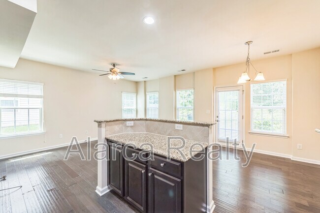 Building Photo - 2455 Silverthorn Dr