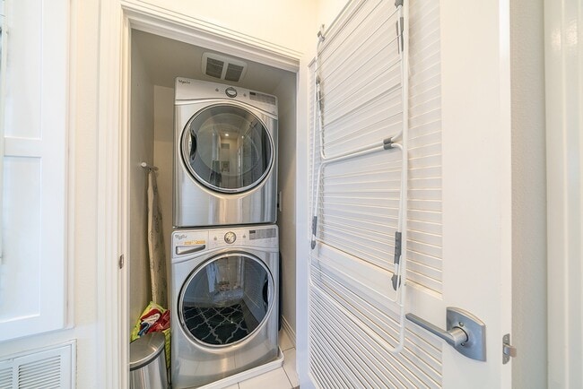 Building Photo - Gorgeous Stand Alone Town Home / Rolling Hills Golf Club is your Back Yard