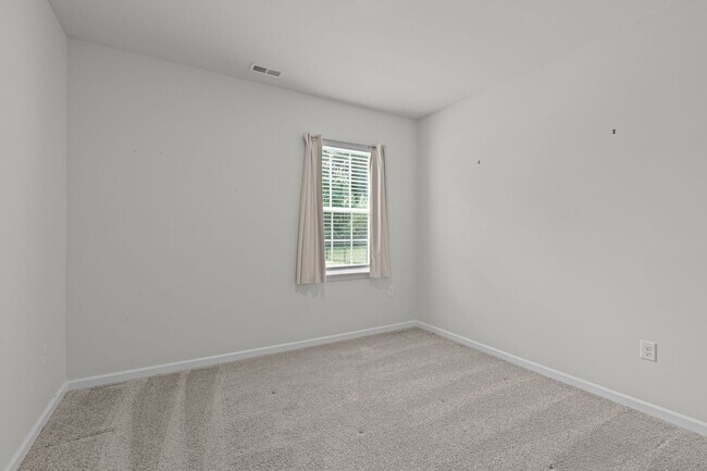 Building Photo - Stunning 5 Bedroom Home with a Fully Fenced In Yard!