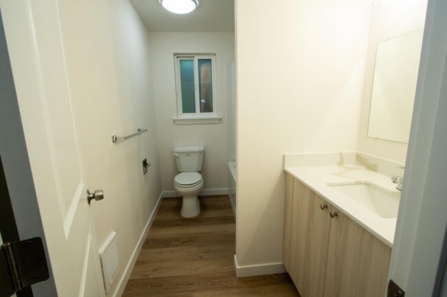 Building Photo - 403 43rd Ave SW