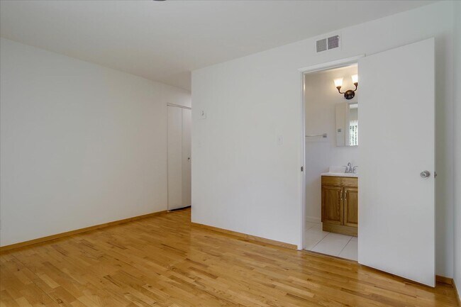 Building Photo - Great Location 3BD Home with Wood Floors &...
