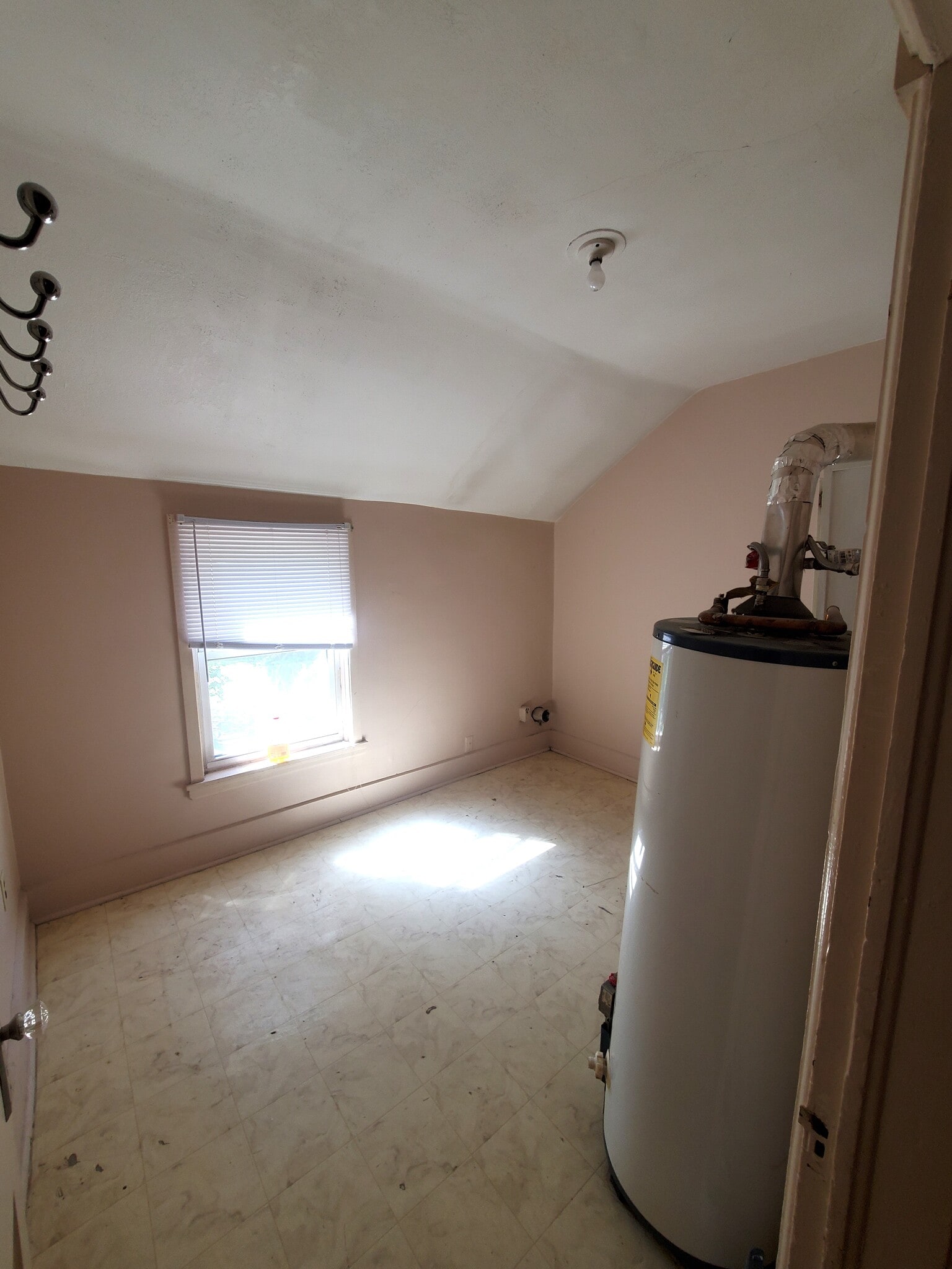 Bonus Room - 1107 Baxter Ave