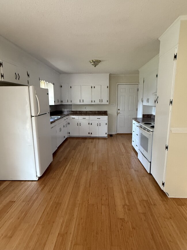 Building Photo - 2020 Denham Dr SE