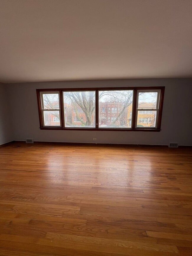 Building Photo - 1322 N Austin Blvd