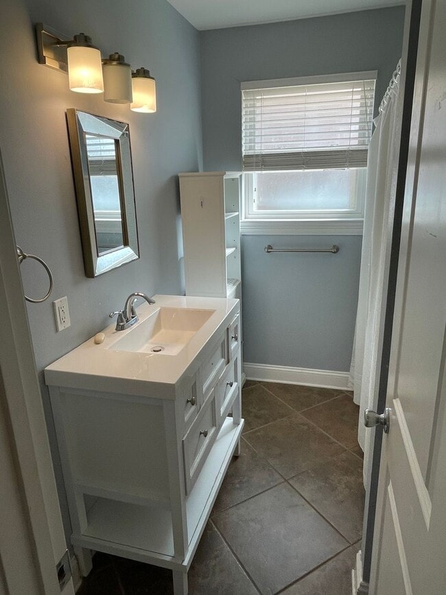 Building Photo - 2BD/1BA in Lakeview, with Driveway and Private Backyard