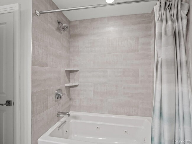 Building Photo - 3511 Lakecrest Dr