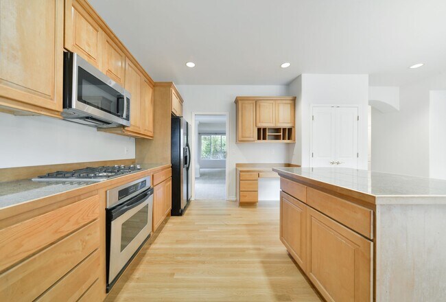Building Photo - Nice 5 Bed / 2.5 bath house for rent in Kenmore.