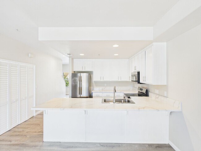 Building Photo - NEW NEW NEW remodeled -3bedroom/3bath Town...