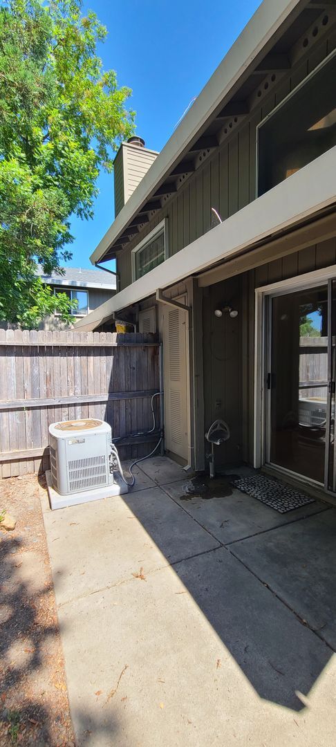 Building Photo - Very Nice 1bd/1bth Condo in gated complex w/ swimming pool!