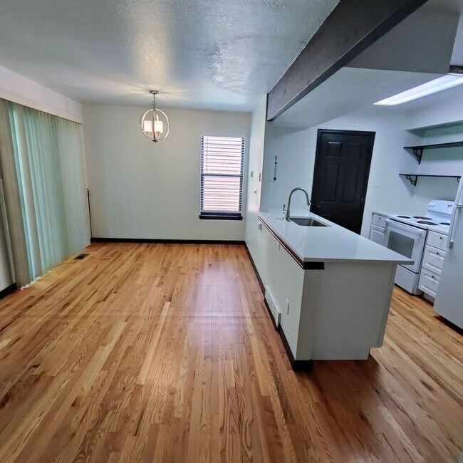 Building Photo - 3BR/2.5BA Townhome for Rent