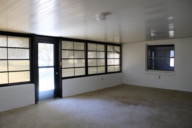 Building Photo - 208 S Lucille St