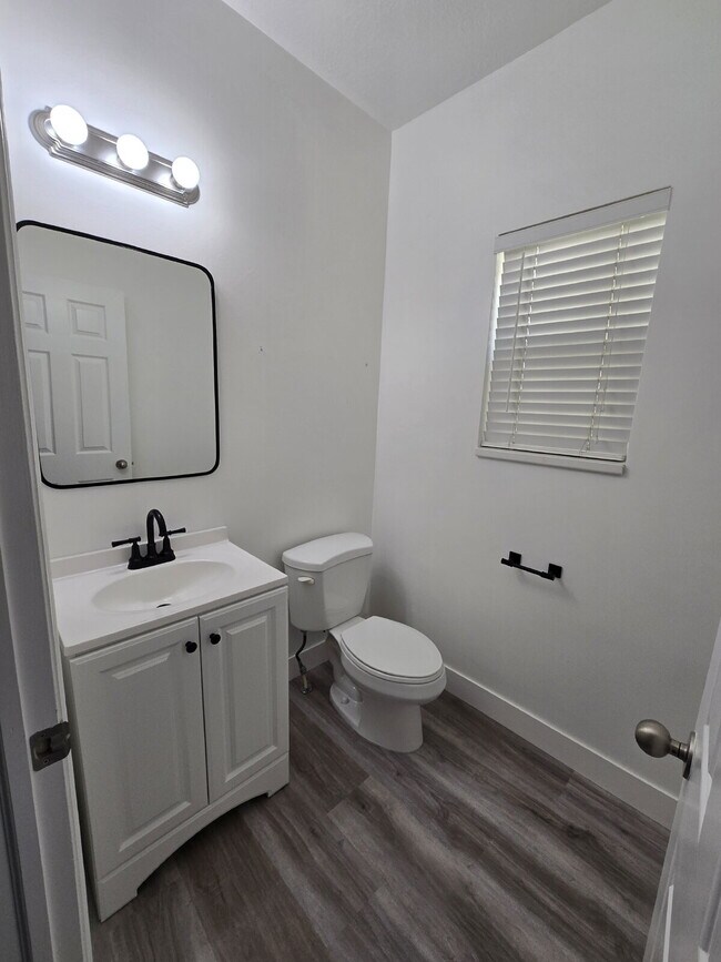 Building Photo - "Charming 3-Bed Townhouse Retreat in North...