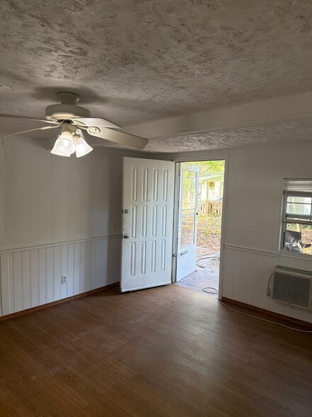 Building Photo - 209 Strawberry Ln