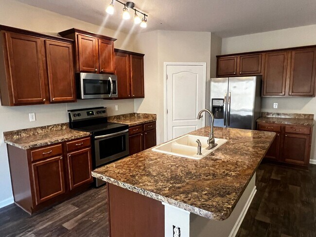 Building Photo - 5BR/3BA $2400 Monthly Rent AND One Month Free Rent!