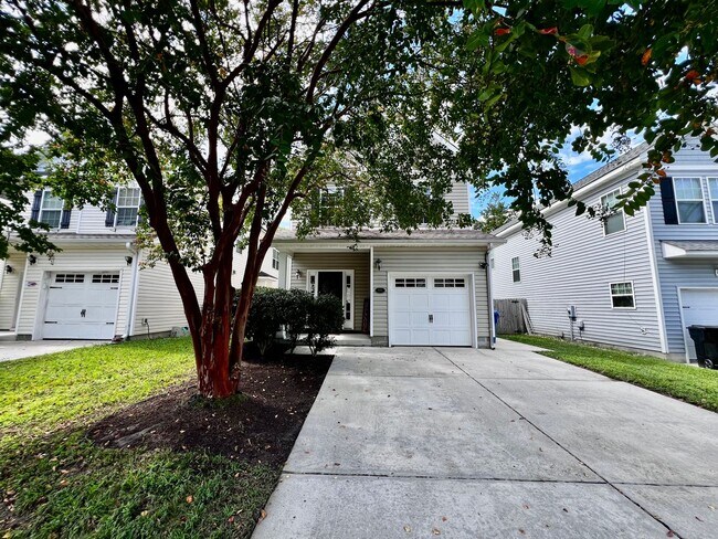 Primary Photo - Charming Home Near Town Center VB with Large Primary Suite!