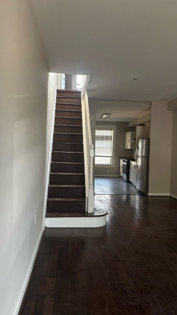 Building Photo - 2 Bedroom 1 bathroom with central air town...