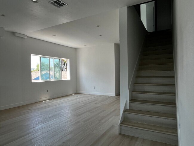 Building Photo - Lennox