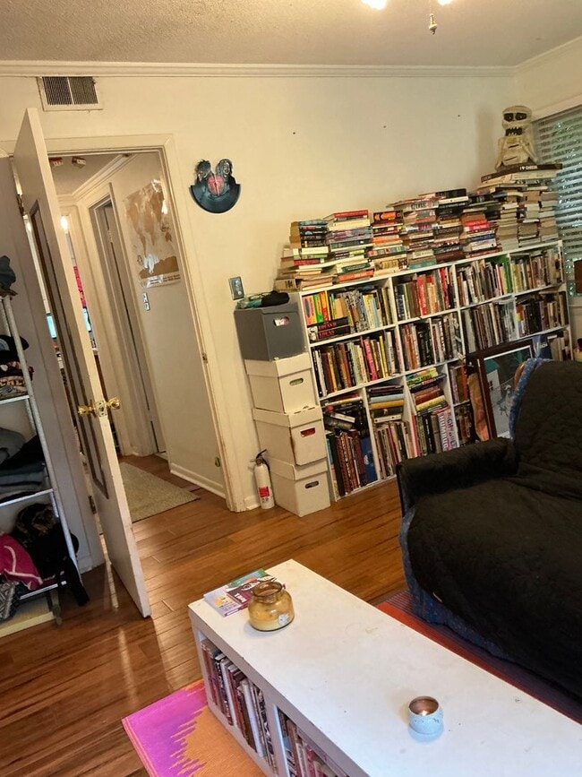 Building Photo - 1 Bedroom/1 bathroom Basement Apartment in...