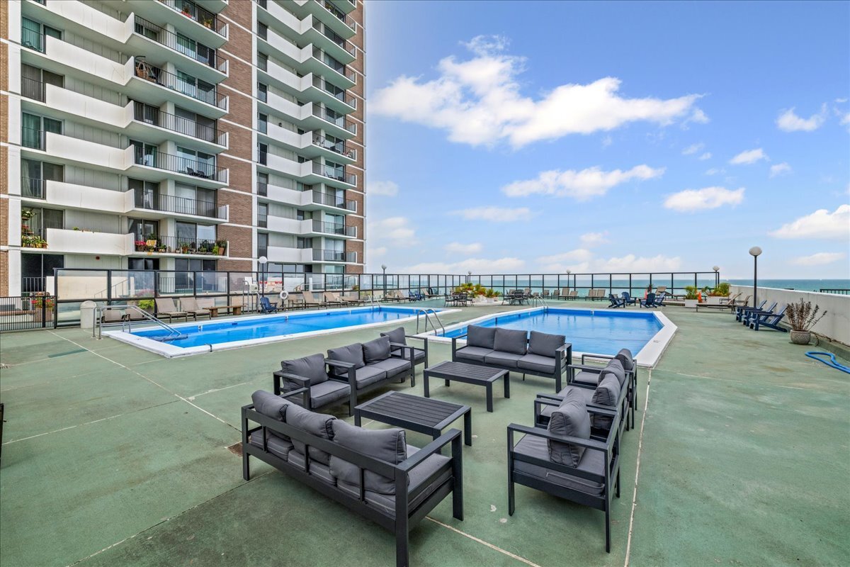 Building Photo - 6033 N Sheridan Rd